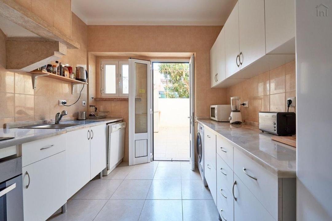 2 Bedroom In Alameda Apartment